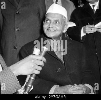 LE PREMIER MINISTRE INDIEN LAL BAHADUR SHASTRI À LONDRES / ; 3 DÉCEMBRE 1964 Banque D'Images