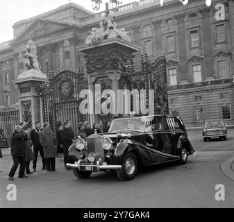 LE PREMIER MINISTRE INDIEN LAL BAHADUR SHASTRI ARRIVE AU PALAIS DE BUCKINGHAM / ; 3 DÉCEMBRE 1964 Banque D'Images