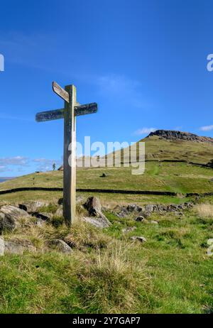 Waymarker et les Wainstones sur la Cleveland Way près de Great Broughton, North York Moors Banque D'Images