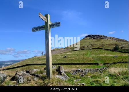 Waymarker et les Wainstones sur la Cleveland Way près de Great Broughton, North York Moors Banque D'Images