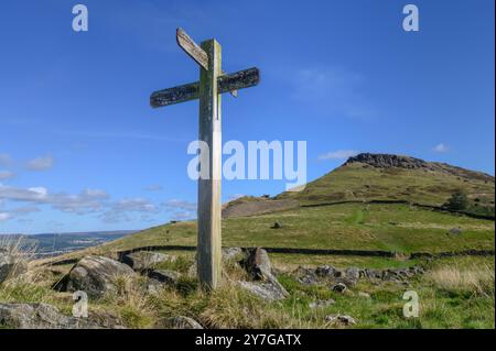 Waymarker et les Wainstones sur la Cleveland Way près de Great Broughton, North York Moors Banque D'Images