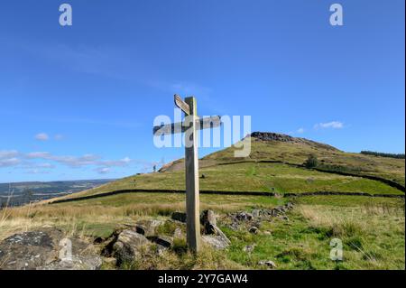 Waymarker et les Wainstones sur la Cleveland Way près de Great Broughton, North York Moors Banque D'Images