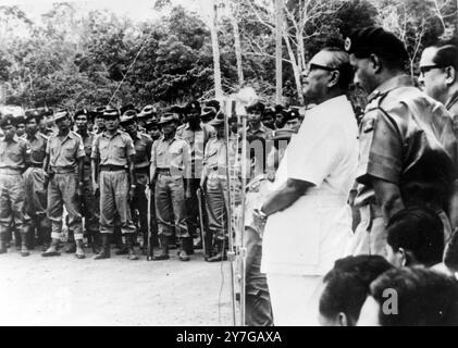 LE PREMIER MINISTRE MALAISIEN TUNKU ABDUL RAHMAN PARLE À TAWAU / ; 2 DÉCEMBRE 1964 Banque D'Images