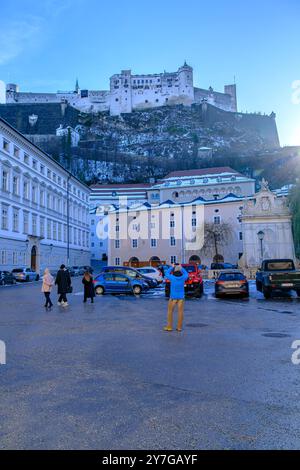 Vue de Noël depuis la Kapitelplatz dans la vieille ville de Salzbourg, Autriche, jusqu'à Festungsberg et la forteresse de Hohensalzburg, pour usage éditorial uniquement. Banque D'Images