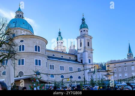 Ambiance de Noël au marché de Noël de Salzbourg en face de la cathédrale de Salzbourg dans la vieille ville de Salzbourg, Autriche. Banque D'Images