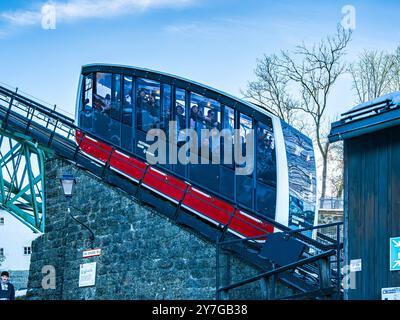 Promenade touristique en train de la forteresse entre la vieille ville et la forteresse de Hohensalzburg, Salzbourg, Autriche, pour usage éditorial uniquement. Banque D'Images