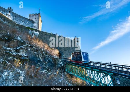 Promenade touristique en train de la forteresse entre la vieille ville et la forteresse de Hohensalzburg, Salzbourg, Autriche, pour usage éditorial uniquement. Banque D'Images