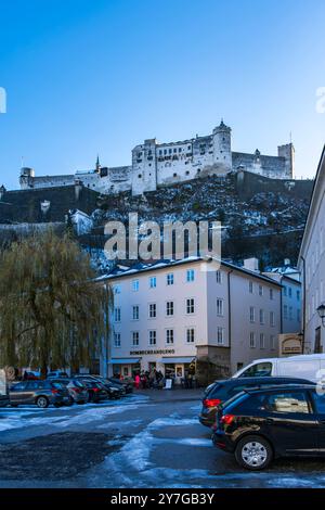 Vue de Noël depuis la Kapitelplatz dans la vieille ville de Salzbourg, Autriche, jusqu'à Festungsberg et la forteresse de Hohensalzburg, pour usage éditorial uniquement. Banque D'Images