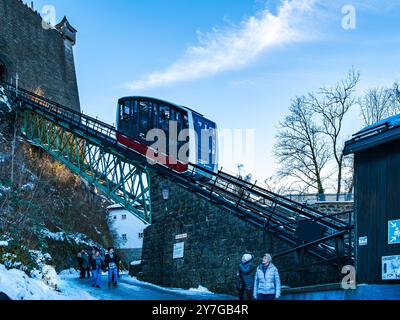 Promenade touristique en train de la forteresse entre la vieille ville et la forteresse de Hohensalzburg, Salzbourg, Autriche, pour usage éditorial uniquement. Banque D'Images