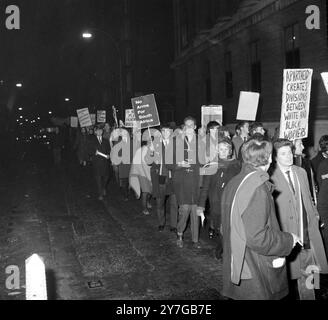 MANIFESTATION D'ÉTUDIANTS CONTRE L'APARTHEID DANS L'ENSEIGNEMENT À LONDRES ; 30 NOVEMBRE 1964 Banque D'Images