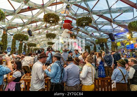 Besucher im Hofbräu Festzelt beim Oktoberfest 2024 à München, Bayern, Deutschland | Oktoberfest 2024 visiteurs à la tente Hofbräu à Munich, Bavière, G Banque D'Images