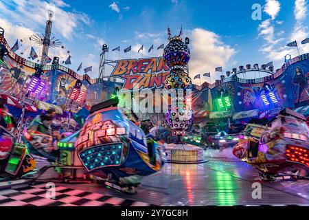 Karussel Breakdance beim Oktoberfest 2024 à München, Bayern, Deutschland | Breakdance Ride at Oktoberfest 2024 à Munich, Bavière, Allemagne Banque D'Images