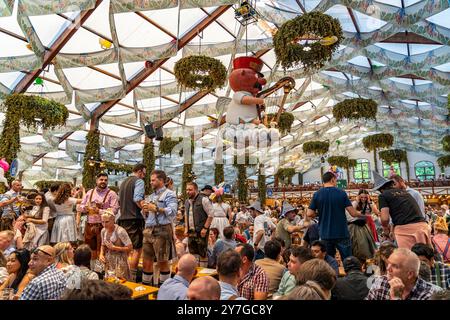 Besucher im Hofbräu Festzelt beim Oktoberfest 2024 à München, Bayern, Deutschland | Oktoberfest 2024 visiteurs à la tente Hofbräu à Munich, Bavière, G Banque D'Images