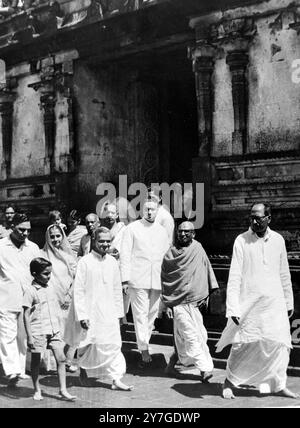 VISITE DU TEMPLE POUR LE PREMIER MINISTRE INDIEN LAL BAHADUR SHASTRI À TIRUPATHI ; 17 NOVEMBRE 1964 Banque D'Images