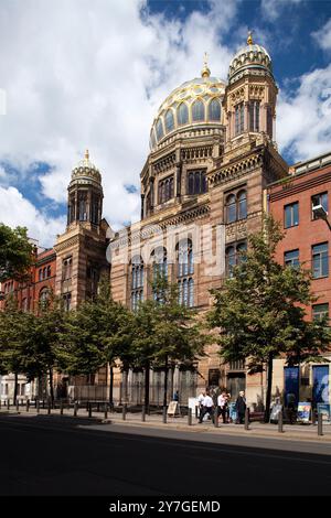 La Nouvelle synagogue d'Oranienburger Strasse présente un superbe dôme et une façade en briques ornées, mettant en valeur le patrimoine juif. Banque D'Images