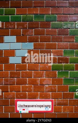 Les carreaux vitrés vibrants arborent des motifs Art nouveau uniques dans la cour historique Hackeschen Höfe à Berlin. Banque D'Images