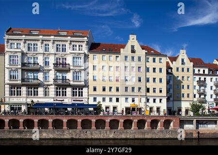 Découvrez les magnifiques bâtiments du Nikolaiviertel près de la Spree à Berlin, avec une architecture européenne époustouflante et une histoire riche. Banque D'Images