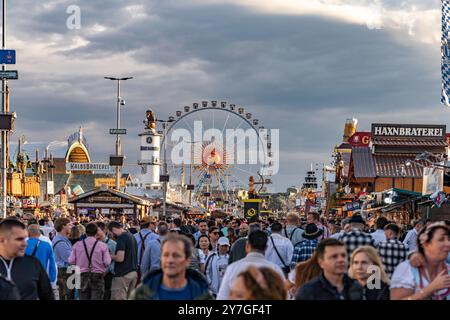 Oktoberfest Besucher beim Oktoberfest 2024 à München, Bayern, Deutschland Oktoberfest 2024 visiteurs à Munich, Bavière, Allemagne *** visite de l'Oktoberfest Banque D'Images