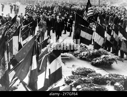 LE PRÉSIDENT FRANÇAIS CHARLES DE GAULLE AU TOMBEAU D'UN SOLDAT INCONNU AVEC LE PREMIER MINISTRE GEORGES POMPIDOU À PARIS / ; 12 NOVEMBRE 1964 Banque D'Images