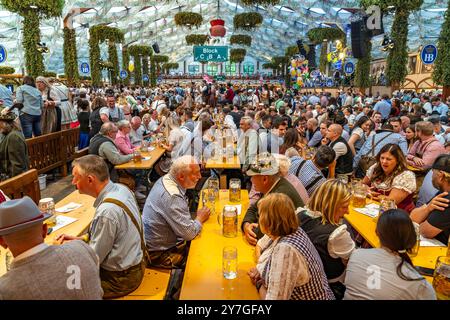 Hofbräu Festzelt Besucher im Hofbräu Festzelt beim Oktoberfest 2024 in München, Bayern, Deutschland Oktoberfest 2024 visiteurs à la tente Hofbräu à Munic Banque D'Images