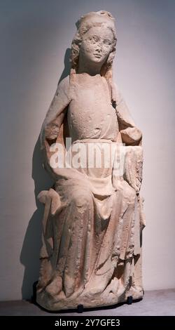Vierge à l'enfant assise, Île-de-France, vers 1310-1320, calcaire lutétien, de la collégiale notre-Dame de Poissy (Yvelines, France), Musée National du moyen âge, Musée de Cluny, Paris. France. Banque D'Images