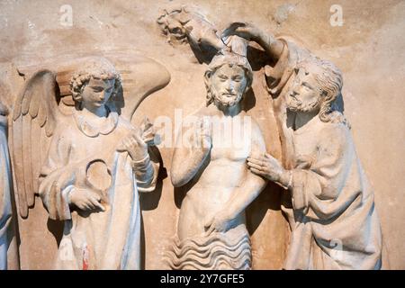 Retable de Saint Romain de Blaye, baptême du Christ (centre), Île-de-France, milieu du XIIIe siècle, calcaire lutétien, traces de polychromie, du chevet de l'église abbatiale de Saint-Denis (Seine-Saint-Denis, France), Musée National du moyen âge, Musée de Cluny, Paris. France. Banque D'Images