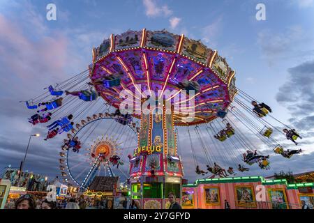 Kettenkarussell Kettenkarussell beim Oktoberfest 2024 in der Abenddämmerung, München, Bayern, Deutschland Swing Ride at Oktoberfest 2024 at Dussk, muni Banque D'Images