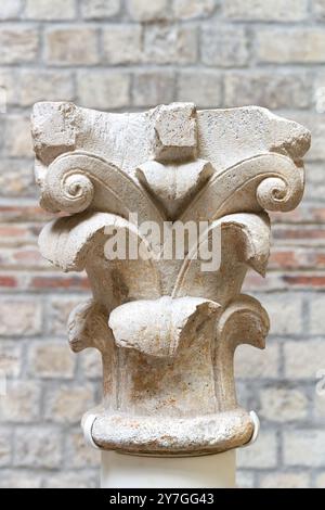 Huit chapiteaux de cloître, feuilles lisses courbées, Nord de la Catalogne, 4ème quart du 12ème siècle, calcaire marbré, du cloître de l'abbaye de Sant Pere de Rodes (Catalogne), Musée National du moyen âge, Musée de Cluny, Paris. France. Banque D'Images