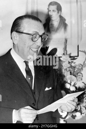 ADOLFO VICCHI À L'AMBASSADE D'ARGENTINE À LONDRES / ; 7 NOVEMBRE 1964 Banque D'Images