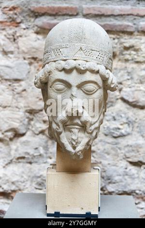 Un prophète, trois têtes de statues de colonnes, Île-de-France, vers 1135-1140, calcaire lutétien (liais), de la façade ouest de l'église abbatiale de Saint-Denis, Musée National du moyen âge, Musée de Cluny, Paris. France. Banque D'Images