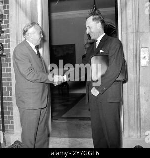 LE PREMIER MINISTRE BRITANNIQUE HAROLD WILSON AVEC LE CAPITAINE TERENCE O'NEIL PREMIER MINISTRE D'IRLANDE DU NORD À LONDRES ; LE 6 NOVEMBRE 1964 Banque D'Images