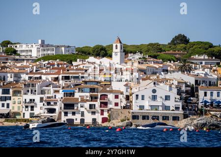 Maisons et plage de Cala Margarida, Camino de Ronda, Costa Brava, Palamós, Girona, Catalogne, Espagne. Banque D'Images