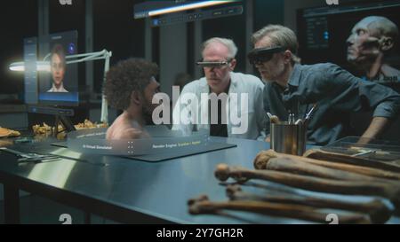 Laboratoire archéologique avancé : deux archéologues en casques VR mènent des recherches scientifiques en réalité augmentée. Graphismes 3D de l'affichage virtuel avec simulateur ai de l'ancien homme de Néandertal. EFFETS VISUELS Banque D'Images