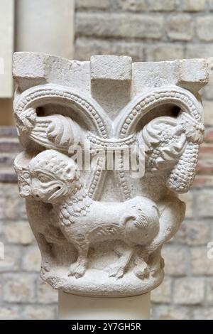 Huit chapiteaux de cloître, lions marchant face à face, Catalogne du Nord, 4ème quart du 12ème siècle, calcaire marbré, du cloître de l'abbaye de Sant Pere de Rodes (Catalogne), Musée National du moyen âge, Musée de Cluny, Paris. France. Banque D'Images