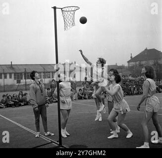 Arbitre d'un match de netball à l'école secondaire du comté de Coombe aujourd'hui, Miss Ann Packer (à gauche), gagnante d'une médaille d'or et d'argent aux Jeux olympiques de Tokyo, est montrée alors qu'elle reprend son travail d'enseignante aujourd'hui. Mlle Packer, qui se retirera de l'athlétisme, épouse le capitaine de l'équipe olympique britannique Robbie Brightwell, en décembre. New Malden , Surrey, England.2 NOVEMBRE 1964 Banque D'Images