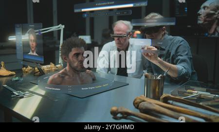 Laboratoire archéologique avancé : deux archéologues en casques VR mènent des recherches scientifiques en réalité augmentée. Graphismes 3D de l'affichage virtuel avec simulateur ai de l'ancien homme de Néandertal. EFFETS VISUELS Banque D'Images