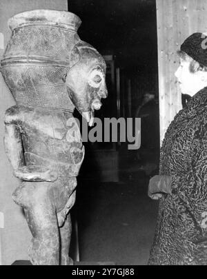 EXPOSITIONS L'ART AFRICAIN À PARIS VISITEURS ; 29 OCTOBRE 1964 Banque D'Images