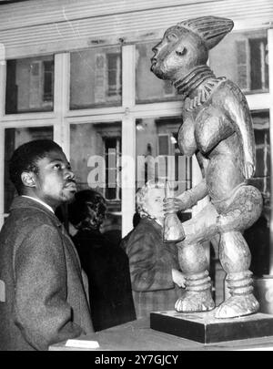 EXPOSITIONS L'ART AFRICAIN À PARIS VISITEURS / ; 29 OCTOBRE 1964 Banque D'Images