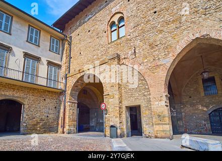 Le Musée archéologique civique, situé dans le palais médiéval de la citadelle, situé sur la Piazza della Cittadella, Bergame, Italie Banque D'Images