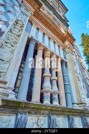 Les sculptures murales et les piliers sculptés ornementés dans la façade de Cappella Colleoni, Bergame, Italie Banque D'Images