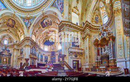 BERGAME, ITALIE - 7 AVRIL 2022 : Panorama de la salle de prière richement décorée du Duomo di Bergamo (cathédrale de Bergame) avec des motifs en relief dorés sur le mur Banque D'Images