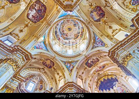 BERGAME, ITALIE - 7 AVRIL 2022 : la cathédrale de Bergame présente une impressionnante décoration en voûte avec des fresques, des reliefs en stuc, des motifs dorés, Bergame, Italie Banque D'Images