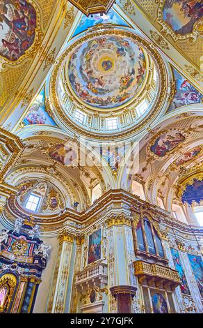 BERGAME, ITALIE - 7 AVRIL 2022 : le dôme intérieur orné de fresques de la cathédrale de Bergame et les motifs dorés complexes sur sa voûte, Bergame, Italie Banque D'Images