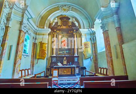 BERGAME, ITALIE - 7 AVRIL 2022 : L'autel avec toile à l'huile peinture San Vincenzo dans la Cappella del San Vincenzo e Papa Giovanni XXIII dans la Cathedra de Bergame Banque D'Images