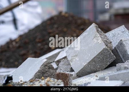 Une montagne de gravats et les restes de vieux pavés sur un chantier de construction. Banque D'Images