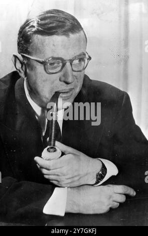 L'AUTEUR JEAN PAUL SARTRE A REFUSÉ LE PRIX NOBEL À STOCKHOLM LE 22 OCTOBRE 1964 Banque D'Images