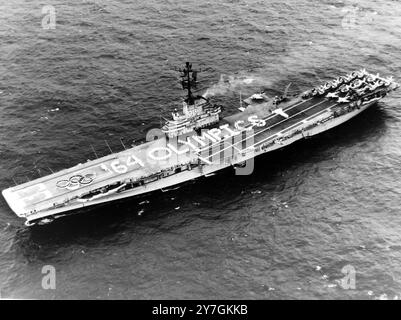 JEUX OLYMPIQUES LE PORTE-AVIONS DES ÉTATS-UNIS USS KEARSARGE SALUE À TOKYO LE 21 OCTOBRE 1964 Banque D'Images