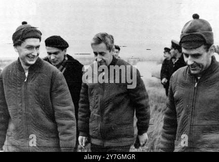 VOYAGE SPATIAL LES COSMONAUTES SOVIÉTIQUES BORIS YEGOROV, KONSTANTIN FEOKTISTOV ET VLADIMIR KOMAROV À MOSCOU APRÈS 16 ORBITES DU GLOBE / ; 14 OCTOBRE 1964 Banque D'Images