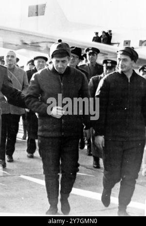 VOYAGE SPATIAL LES COSMONAUTES SOVIÉTIQUES BORIS YEGOROV, KONSTANTIN FEOKTISTOV ET VLADIMIR KOMAROV À MOSCOU APRÈS 16 ORBITES DU GLOBE ; 14 OCTOBRE 1964 Banque D'Images