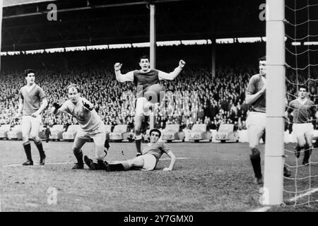 LE FOOTBALLEUR JIM BAXTER EN ACTION POUR HIBERNIAN EN ÉCOSSE / ; 12 OCTOBRE 1964 Banque D'Images